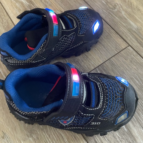 Toddler boys light up skechers sneakers size 8 - Picture 4 of 4